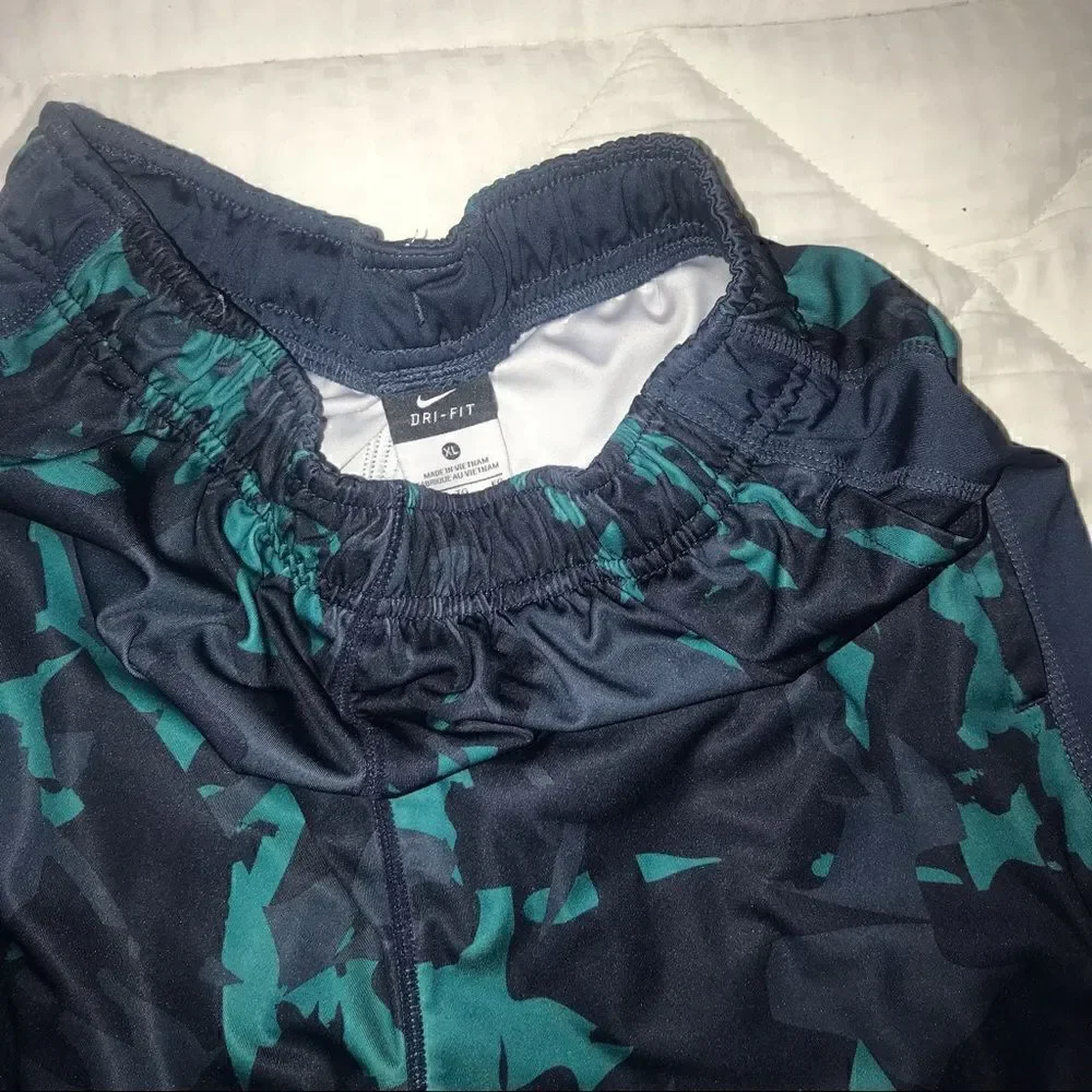 Nike basketball shorts in size boys XL